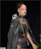 组图：蕾哈娜透视蕾丝裙亮相 满头辫绿唇似海妖