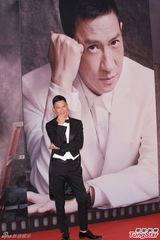 组图：张家辉黑燕尾服现身红毯 复古帅气