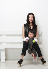 组图：龚蓓苾儿子首曝光 混血宝贝镜头感十足