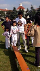 组图：陆毅携女参加亲子运动会 同做游戏显父爱