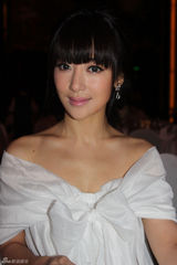 组图：陈紫函成为时尚派对新宠  红毯造型百变