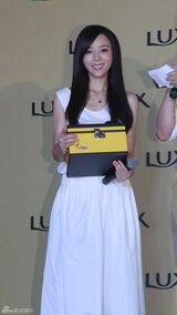 组图：张静初代言活动秀飘逸长发  白裙甜美小清新