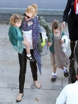 组图：妮可携女现身机场 小女儿长相甜美似妈妈