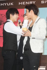 组图：SJ-M台北签唱会 兄弟情深互喂台湾小吃