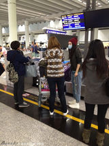 组图：杨幂口罩遮面打扮萌态 坐行李车小心护胎