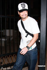 幻灯图：王喜深夜现身探望陈志云 避谈媒体问题