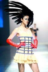 高清组图：发光美人Rosemary十万水晶代表香港