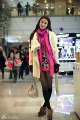 组图：李梓言圣诞街拍LOOK辫子头甜美围巾抢眼