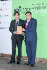 独家组图：李秉宪出席活动 婚后更显稳重绅士