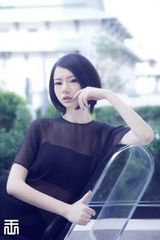 组图：戚薇百变性感风 短发添成熟气质美腿诱人