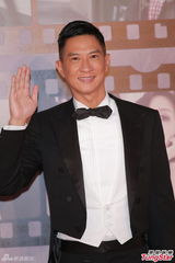 组图：张家辉黑燕尾服现身红毯 复古帅气