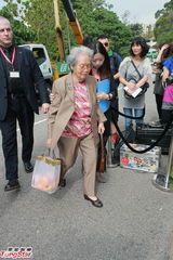 高清图：郭晶晶霍启刚8日注册 闪钻迷人美背抢镜