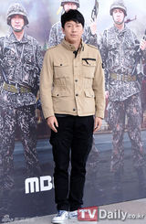 组图：《真正的男人》发布会众男星立正行军礼