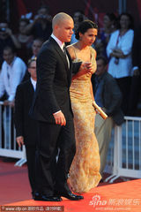 组图：《传染病》首映 格温妮丝-帕特洛粉裙动人