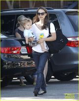 组图：娜塔莉波特曼抱子出行 小家伙金发萌人