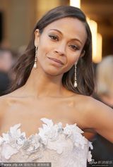 组图：阿凡达女郎佐伊-索尔达娜白色美裙亮相