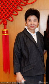 组图：董文华澳洲旧照曝光 名牌加身与粉丝合影