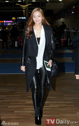 组图：韩星韩彩英为参加2012MAMA颁奖礼赴香港