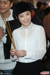 组图：李康宜拜神求票房 爱情长跑结婚顺其自然