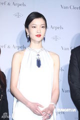 组图：超模杜鹃魅力四射 与林志玲熟络不介意比较