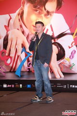 组图：张智霖预演个唱秀腹肌化身欢乐先生送礼