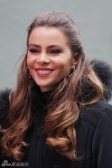 组图：索菲亚-维加拉摩登现身《衰落舞男》片场