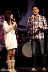 幻灯：张婧北京举行首唱会 毕晓世送水晶枪祝贺