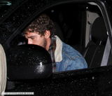 组图：变男郎拉博夫夜会神秘女 满脸胡茬显疲惫