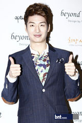 组图：孙浩英李钟硕等众韩星出席首尔时装秀