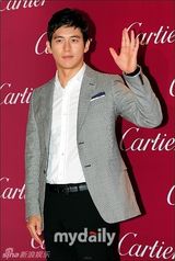 组图：金喜善亮相发型老气 尹恩惠镂空装魁梧