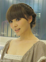 组图：王紫伊休闲写真曝光 美妆高手笑容动人