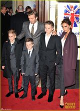 组图：贝克汉姆一家盛装亮相 辣妹摆酷三子型爆