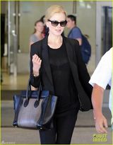 组图：妮可-基德曼返美 透明黑丝内衣bra隐现