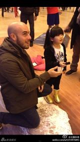 组图：王诗龄游博物馆看音乐剧 甜笑露文艺范儿