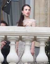 组图：安迪-麦克道威尔小女儿拍写真 老妈保驾护航