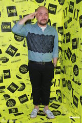 组图：何韵诗出席活动穿着个性 内地演贾宝玉