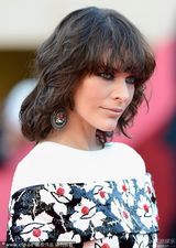 组图：米拉-乔沃维奇戛纳走秀 碎花长裙雷人