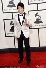 组图：郎朗帅气亮相格莱美红毯 招牌手势绅士范