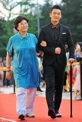 组图：《精忠岳飞》将播 黄晓明拄拐亮相红毯