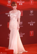 组图：柳岩亮相上海电影节 水晶镶钻礼服优雅性感