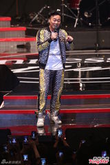 组图：陈奕迅压轴演唱 与女歌手热情拥抱