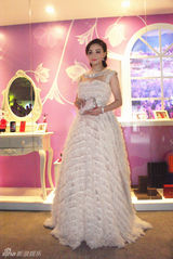 组图：林志颖Angelababy同台代言粉丝热情高