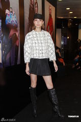 组图：林莉压轴走秀真空上阵 示范苗族服饰