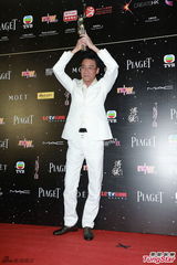 组图：梁家辉举奖杯庆祝 期待再拍《寒战2》