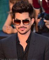 组图：皮特金发披肩展熟男范 妖男兰伯特助阵