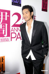 幻灯图：王珞丹出席庆典 郑元畅金西装闪耀全场