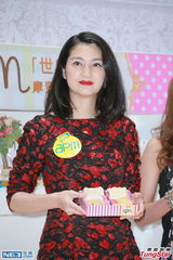 组图：洪欣出席艺术展红裙动人 现场示范手工