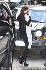 组图：贝嫂踩高跟稳健抱女 小公主包裹严实似蚕宝宝