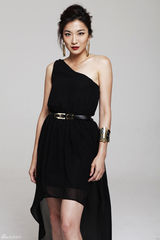 组图：江祖平冷艳红唇展御姐风范