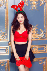 组图：柳岩圣诞性感写真戴鹿角娇俏送香吻